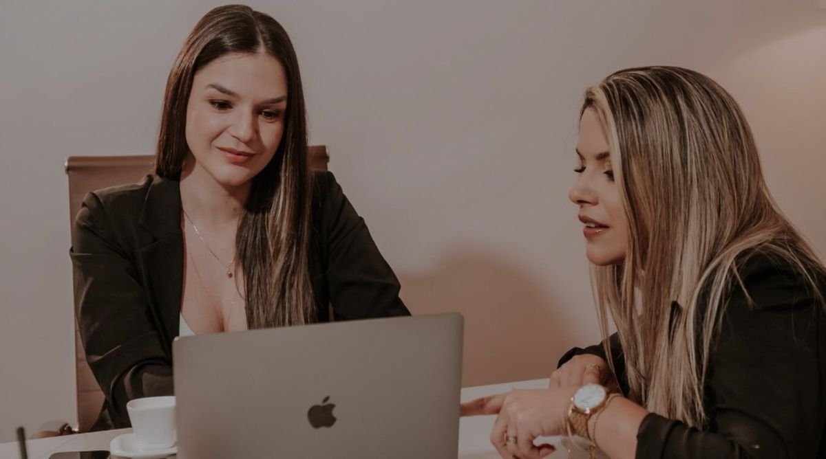 Advogadas do escritório em atendimento